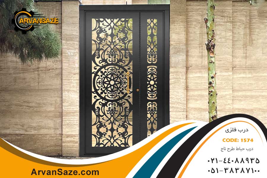 درب حیاط یک و نیم لنگه مشکی رنگ با برشهای ظریف و زیبا، مشکی رنگ، همراه با دستگیره طلایی و شیشه سکوریت شده، نصب در ورودی ساختمان جنوبی